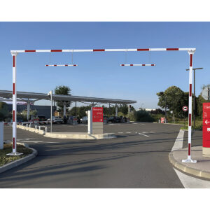 a tempo e con crescente frequenza, mezzi furgonati e camion restano incastrati sotto il ponte, causando: danni ai veicoli (in alcuni casi con il cassone completamente divelto), situazioni di pericolo per pedoni e automobilisti, gravi disagi alla circolazione locale, già messa a dura prova dal traffico di attraversamento. Si segnala pertanto con urgenza quanto segue: Richiesta di verifica strutturale da parte di ASTRAL: Si chiede che venga attivato, se non già previsto con regolarità, un iter di verifica della stabilità del ponte, considerato il frequente impatto di veicoli che ne minaccia la tenuta e la sicurezza. Richiesta di adeguamento della segnaletica e installazione di dissuasori: Si propone l’installazione di segnaletica verticale ben visibile che indichi con largo anticipo le limitazioni in altezza, eventualmente integrata da dissuasori fisici di altezza (ad esempio portali metallici con altezza massima consentita) posti prima dell’accesso al ponte, così da impedire fisicamente il passaggio dei veicoli non idonei.