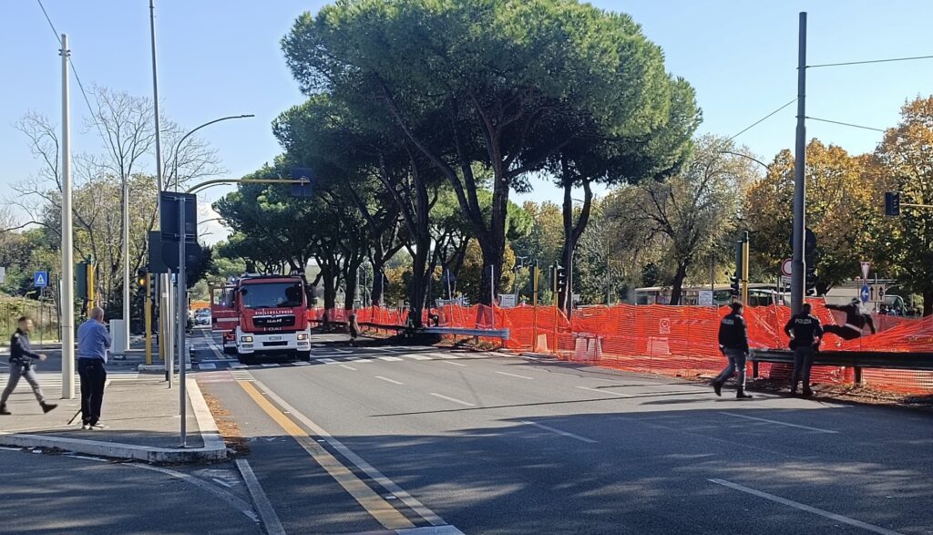 Esplosione in un cantiere dei tram a Prenestina: nube di fumo nero dopo il boato. Fermata una donna 2 Esplosione in un cantiere dei tram a Prenestina: nube di fumo nero dopo il boato. Fermata una donna 2