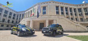 Confiscati beni per oltre 6 milioni a un professionista di Latina: Fiamme Gialle scoprono immobili anche nella Capitale 1 I militari del Comando Provinciale della Guardia di Finanza di Latina hanno dato esecuzione a un provvedimento di confisca di primo grado emesso dalla III Sezione Penale – Sezione Specializzata Misure di Prevenzione del Tribunale Ordinario Civile e Penale di Roma. Il decreto, emanato in applicazione delle norme previste dal cosiddetto “Codice Antimafia”, dispone la confisca di beni per un valore complessivo di circa 6,5 milioni di euro riconducibili a un professionista di Latina ritenuto socialmente pericoloso in ragione dei numerosi precedenti giudiziari a suo carico. Le indagini e il sequestro preventivo Il patrimonio oggi confiscato era già stato sottoposto a sequestro preventivo tra novembre 2023 e aprile 2024, su disposizione della medesima Autorità Giudiziaria, a seguito di una richiesta congiunta della Procura della Repubblica di Latina e della Procura della Repubblica di Roma. Le indagini patrimoniali, condotte dai Nuclei di Polizia Economico-Finanziaria di Roma e Latina, hanno riguardato l’intero nucleo familiare del professionista e hanno permesso di ricostruire un ingente patrimonio sproporzionato rispetto ai redditi dichiarati. I beni oggetto di confisca L’insieme dei beni sottoposti a misura ablativa comprende 23 immobili situati tra Roma e Latina, quote societarie e disponibilità finanziarie, per un valore complessivo stimato in oltre 6,5 milioni di euro. Secondo gli inquirenti, tali ricchezze sarebbero frutto di proventi illeciti derivanti da attività delittuose reiterate nel tempo, che hanno consentito all’indagato di mantenere un tenore di vita sproporzionato rispetto alle entrate lecite. Le basi investigative e il valore dell’operazione La misura si fonda su un ampio compendio investigativo costituito da documentazione, intercettazioni e testimonianze, che attestano la pericolosità sociale del soggetto e la provenienza illecita dei beni. Il provvedimento rappresenta un risultato significativo della collaborazione tra il Tribunale di Roma, le Procure di Roma e Latina e la Guardia di Finanza, nell’ambito delle strategie di contrasto patrimoniale ai soggetti che traggono sostentamento da attività criminali o reimpiegano capitali di origine illecita.