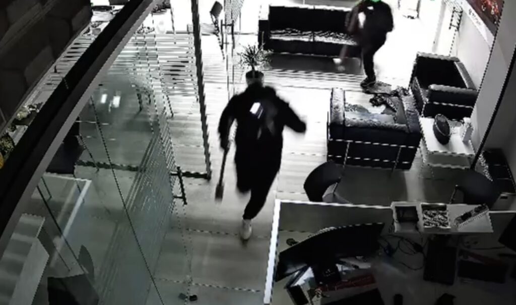 Assalto in Maserati alla concessionaria sulla Tiburtina: tentano il furto di supercar e cassaforte (VIDEO) 1 Assalto in Maserati alla concessionaria sulla Tiburtina: tentano il furto di supercar e cassaforte (VIDEO) 1