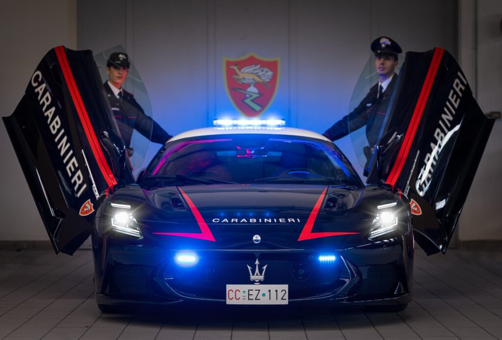 Piccola, scattante e… natalizia: la Topolino elettrica dei Carabinieri debutta tra i vicoli di Roma 2