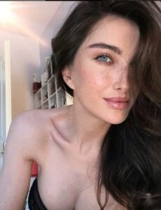 Chi è Michela Ferrante, la modella tornata a sfilare dopo un periodo terribile: età, malattia, famiglia, Instagram 1