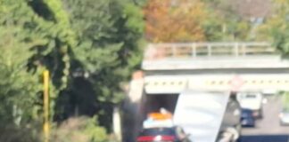 Giardino di Roma, camion si incastra per l' ennesima volta sotto il ponte: residenti chiedono dissuasori