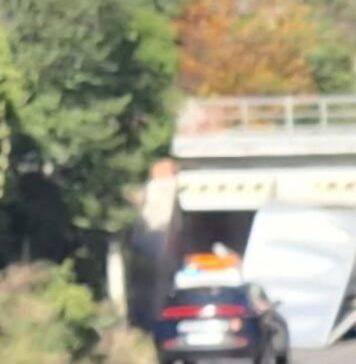 Giardino di Roma, camion si incastra per l' ennesima volta sotto il ponte: residenti chiedono dissuasori