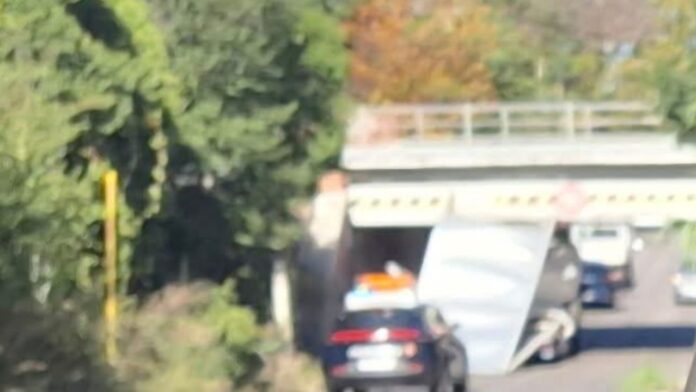 Giardino di Roma, camion si incastra per l' ennesima volta sotto il ponte: residenti chiedono dissuasori