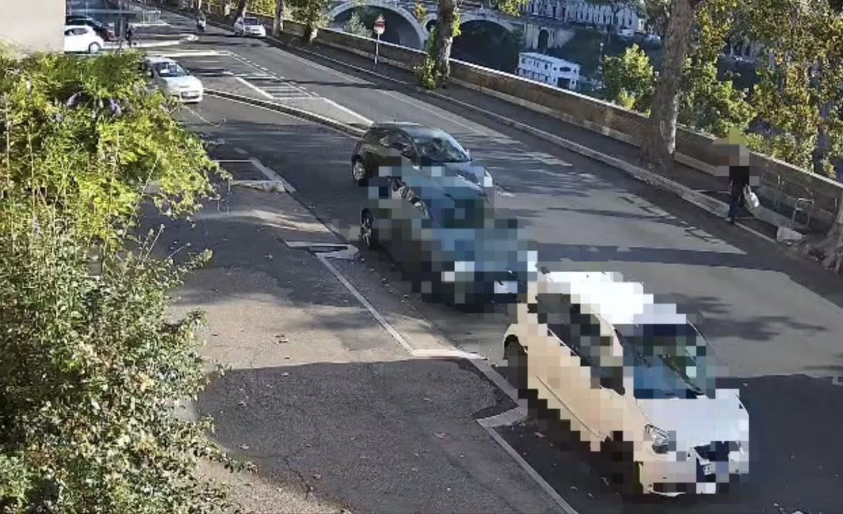 Gettava la spazzatura nel Tevere prima di andare al lavoro: denunciato 47enne 2 Gettava la spazzatura nel Tevere prima di andare al lavoro: denunciato 47enne 2