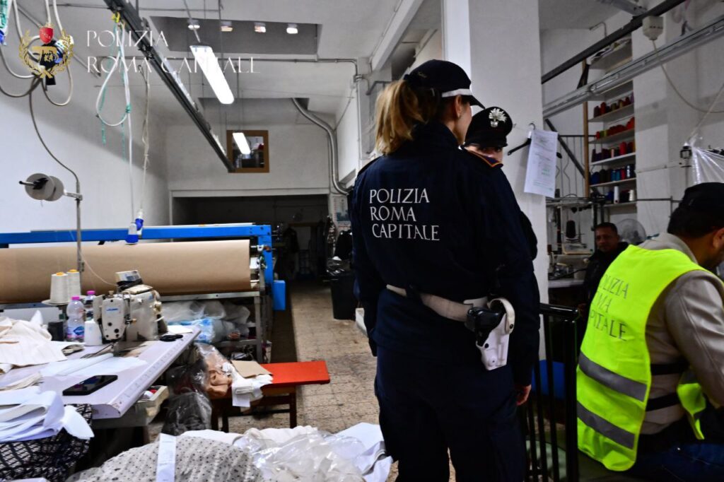 Sartoria illegale nel cuore del Pigneto: operai sfruttati, tre arresti 1