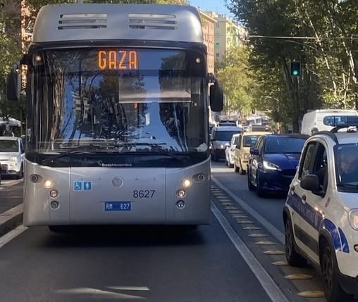 “Gaza” sul display del bus Atac: bufera sul conducente, i social si spaccano 1
