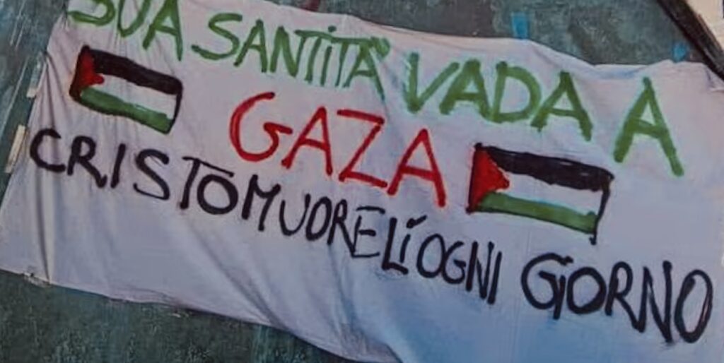 Imbrattata la statua di Papa Wojtyla a Termini: “Cristo muore a Gaza ogni giorno” 1 Imbrattata la statua di Papa Wojtyla a Termini: “Cristo muore a Gaza ogni giorno” 1