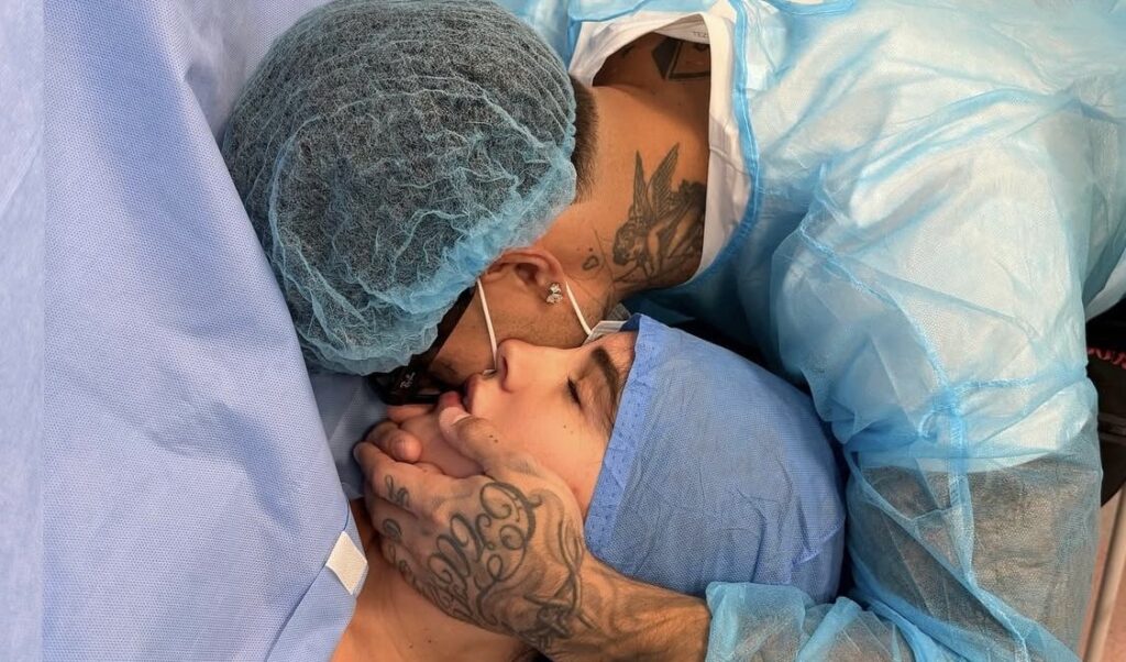 Tony Effe è papà, la piccola Priscilla subito baby star 1