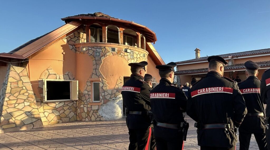Ruspe in azione a Roma est, abbattute le ville abusive di due famiglie sinti 1 Ruspe in azione a Roma est, abbattute le ville abusive di due famiglie sinti 1