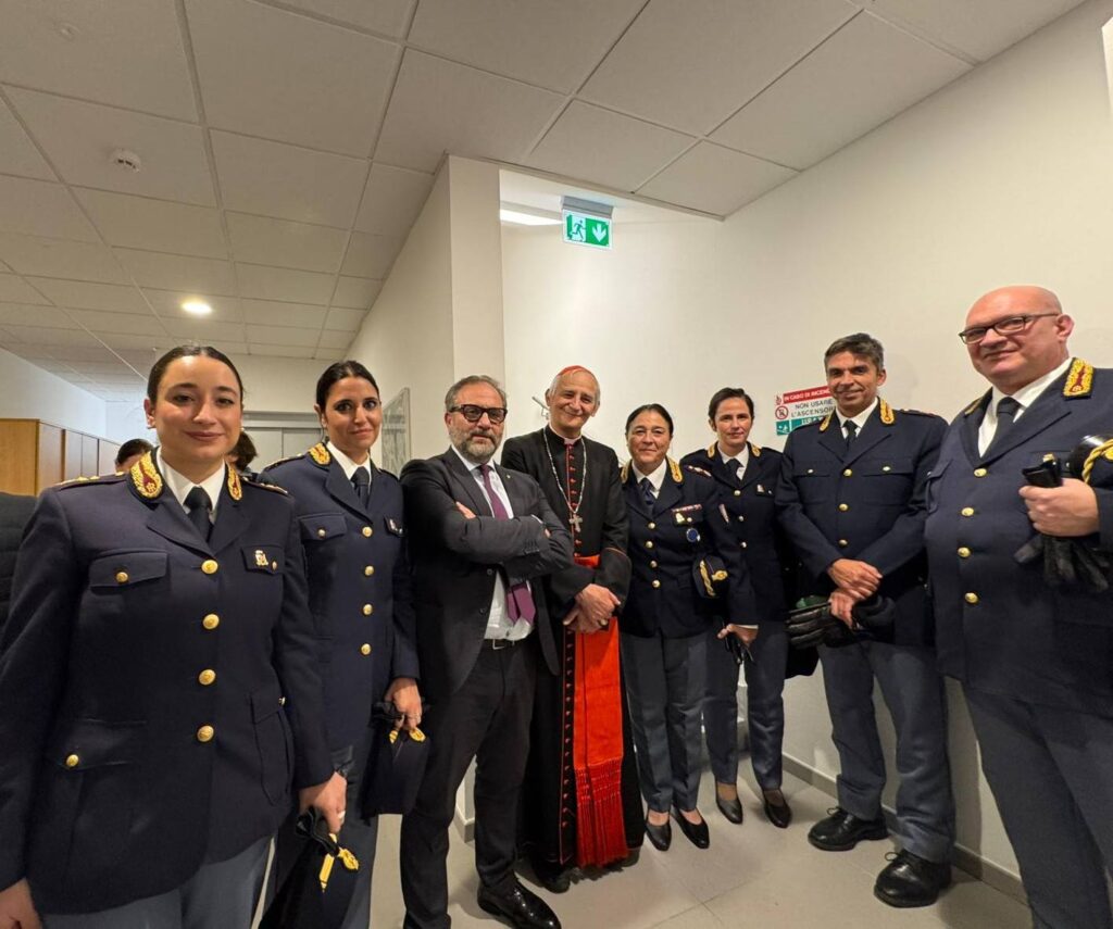 Il cardinale Zuppi visita la Polizia Postale: benedizione e forza per chi lotta contro gli abusi online 1