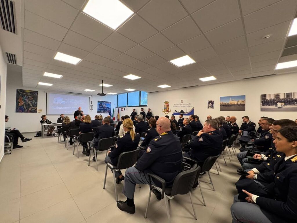 Il cardinale Zuppi visita la Polizia Postale: benedizione e forza per chi lotta contro gli abusi online 2
