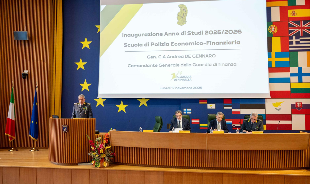 Il Ministro dell'Economia Giorgetti, il Governatore Panetta e il generale De Gennaro alla scuola della Guardia di Finanza di Ostia (FOTO) 1 Il Ministro dell'Economia Giorgetti, il Governatore Panetta e il generale De Gennaro alla scuola della Guardia di Finanza di Ostia (FOTO) 1