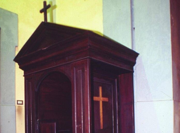 Allarme esorcisti: “Dalle feci al sesso in chiesa, non c’è più limite al sacrilegio”