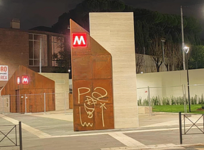 COPERTINA METRO C IMBRATTATA ROMA FA SCHIFO METRO C METRONIA 2025 NOVEMBRE