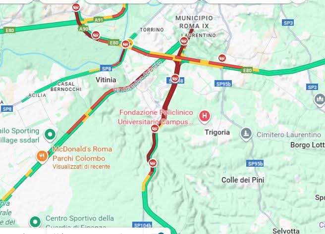 Camion perde concime sulla via Pontina: traffico bloccato e odore insopportabile in strada (VIDEO) 1