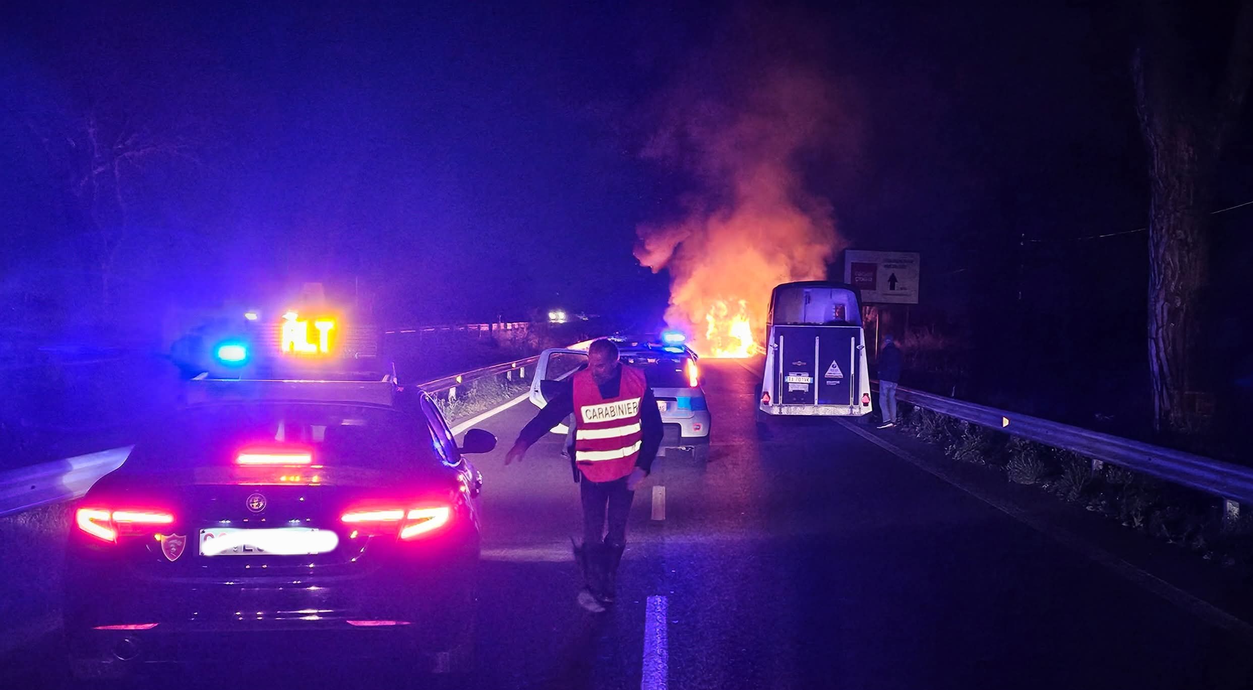 Camion perde concime sulla via Pontina: traffico bloccato e odore insopportabile in strada (VIDEO) 2