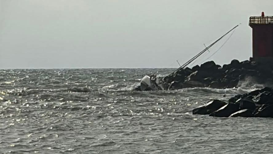 Paura in mare a Ostia: barca si schianta sugli scogli. Coppia salvata dal personale del Porto Turistico 1 Paura in mare a Ostia: barca si schianta sugli scogli. Coppia salvata dal personale del Porto Turistico 1