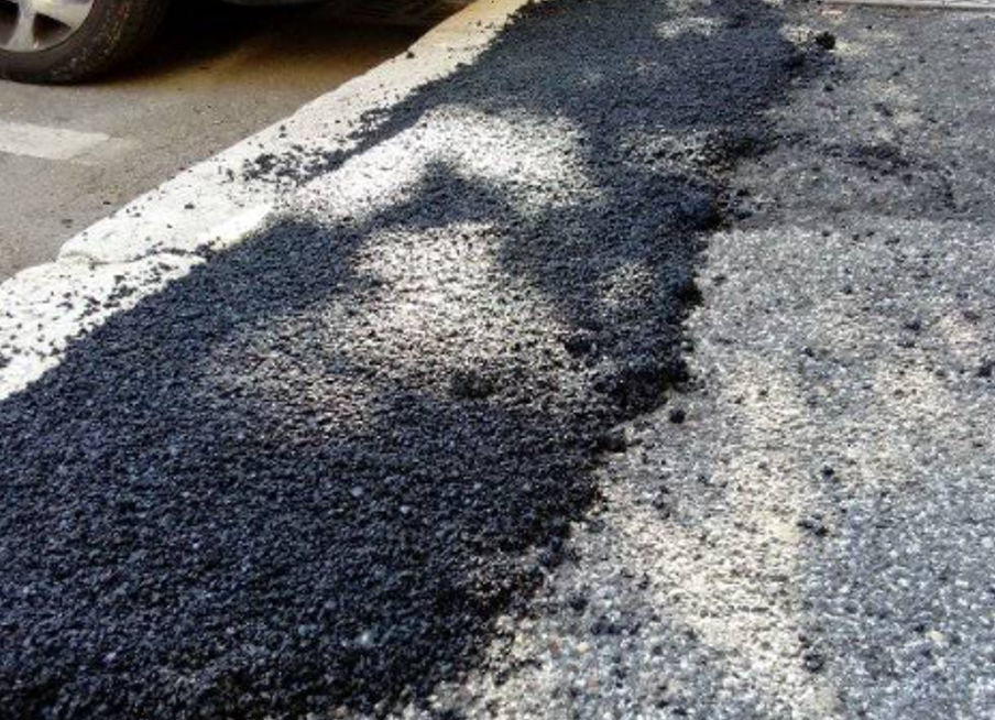 Quando la toppa è peggio del buco: pessimi lavori di rifacimento asfalto causano caduta di una signora a Ostia 1