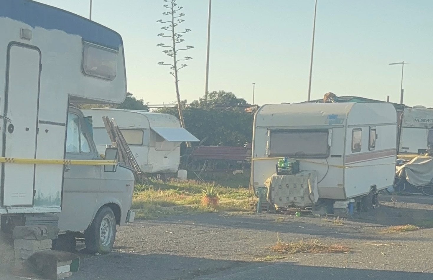 Intervento della Polizia Locale ad Ostia, delimitata area di sosta abusiva per roulotte: avviato censimento degli occupanti (VIDEO) 1