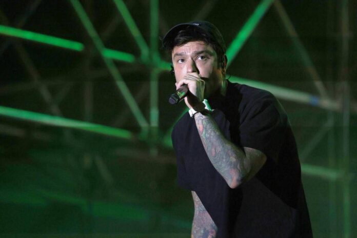 Fedez e Mr Marra denunciano in Procura: “Due finti poliziotti sono venuti a cercarci”