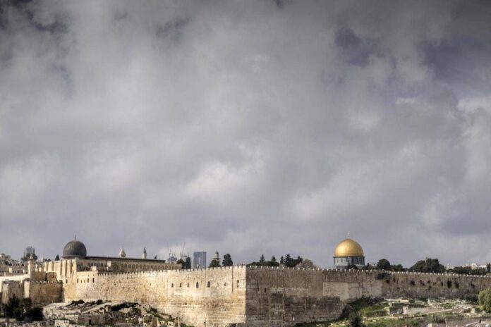 Gerusalemme, media: oltre 460 coloni israeliani assaltano moschea di Al-Aqsa