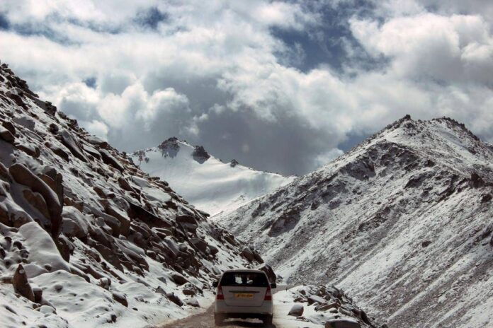 Gomme invernali o catene a bordo, dal 15 novembre scatta l’obbligo: cosa c’è da sapere
