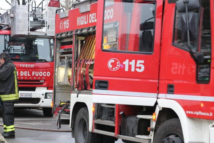 Incendio in un appartamento a Roma, evacuate 20 persone a Garbatella
