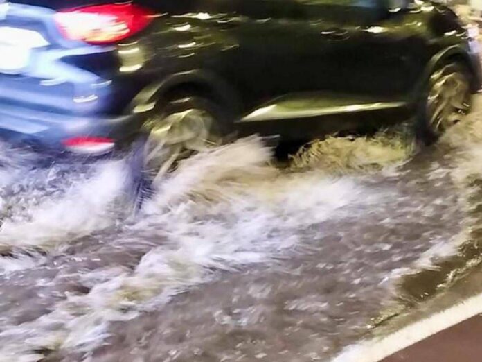 Maltempo a Genova: tromba d’aria, crolla muraglione, esonda rio Fegino
