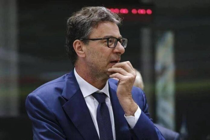 Manovra, Giorgetti: “Taglio dell’Irpef tutela i redditi medi”