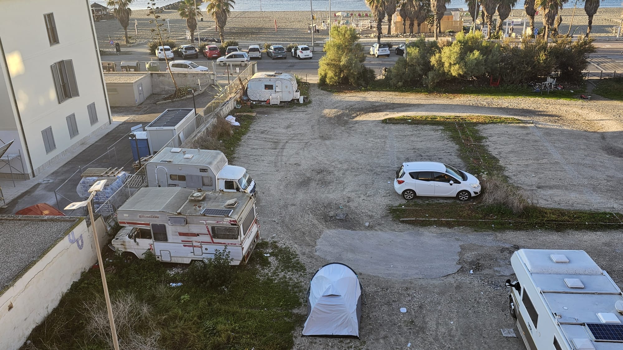 Nessuno rimuove le roulotte sotto sequestro sul lungomare di Ostia e gli abusivi rientrano (VIDEO) 2