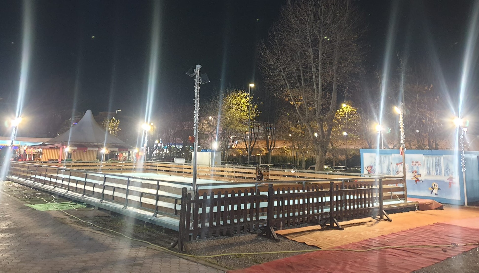 Luminarie e una pista di pattinaggio su ghiaccio per Ostia: le promesse natalizie del Municipio 1 Luminarie e una pista di pattinaggio su ghiaccio per Ostia: le promesse natalizie del Municipio 1