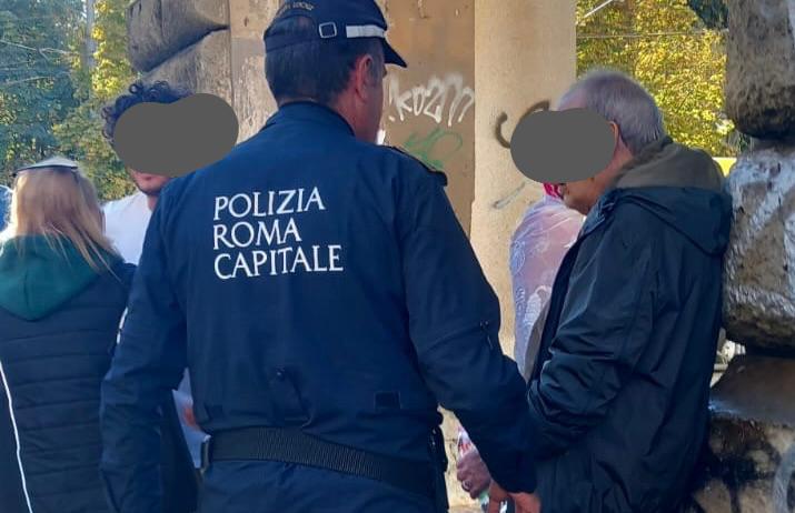 Rapina con forbici all’Esquilino: paura per una coppia di anziani 1 Rapina con forbici all’Esquilino: paura per una coppia di anziani 1