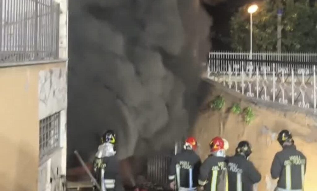 Devastante incendio in un magazzino cinese sulla Casilina: brucia da ore 1