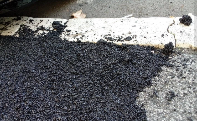 Quando la toppa è peggio del buco: pessimi lavori di rifacimento asfalto causano caduta di una signora a Ostia 2