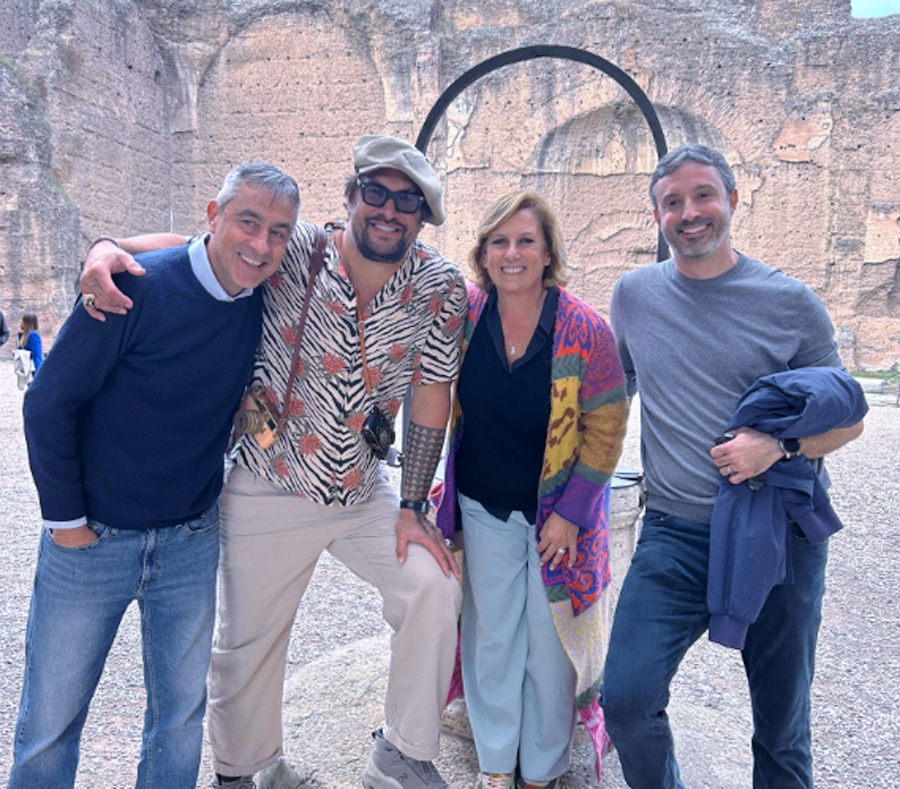 Il re dei mari sbarca a Roma: Jason Momoa tra selfie e sorrisi alle Terme di Caracalla (FOTO) 1