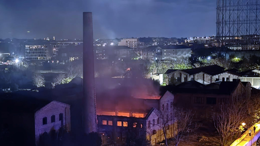 Ex stabilimento Mira Lanza di nuovo in fiamme: fumo tossico invade il quartiere Marconi (FOTO e VIDEO) 1 Ex stabilimento Mira Lanza di nuovo in fiamme: fumo tossico invade il quartiere Marconi (FOTO e VIDEO) 1