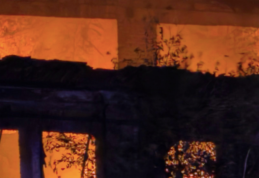 Ex stabilimento Mira Lanza di nuovo in fiamme: fumo tossico invade il quartiere Marconi (FOTO e VIDEO) 2 Ex stabilimento Mira Lanza di nuovo in fiamme: fumo tossico invade il quartiere Marconi (FOTO e VIDEO) 2