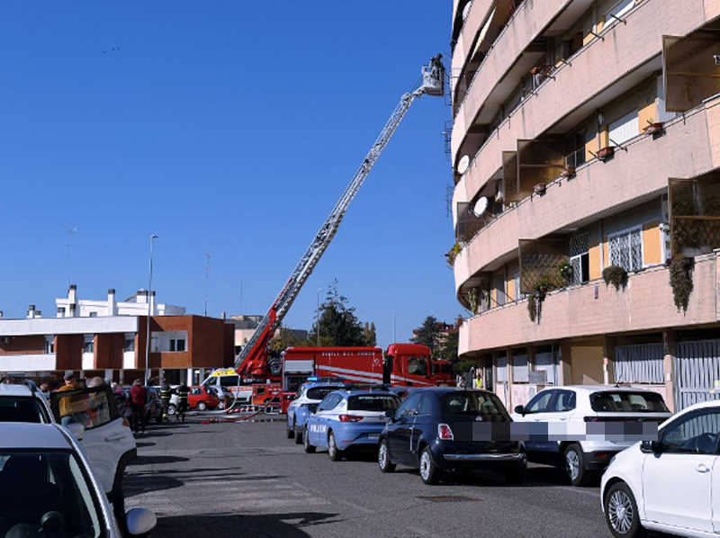 Paura a Tor de’ Cenci: corsa contro il tempo dei soccorsi in un appartamento in fiamme (FOTO) 1 Paura a Tor de’ Cenci: corsa contro il tempo dei soccorsi in un appartamento in fiamme (FOTO) 1