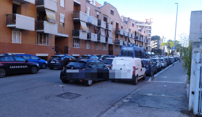 Nuovo blitz a Cinecittà: le forze dell’ordine tornano in azione nelle palazzine sgomberate (FOTO e VIDEO) 1