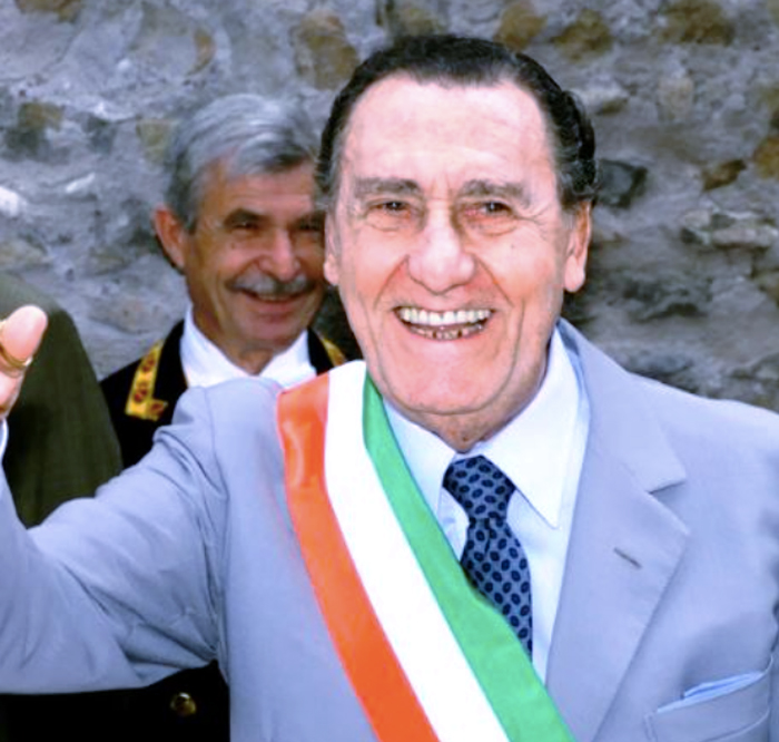 Carlo Verdone indossa la fascia tricolore: ecco dove i fan potranno applaudire il sindaco per un giorno 1 Carlo Verdone indossa la fascia tricolore: ecco dove i fan potranno applaudire il sindaco per un giorno 1