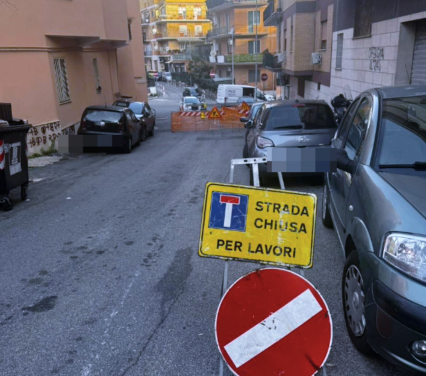 Voragine si apre al Trullo: chiusure nel quartiere in tilt per l'emergenza e i lavori per individuare la perdita (FOTO) 1 Voragine si apre al Trullo: chiusure nel quartiere in tilt per l'emergenza e i lavori per individuare la perdita (FOTO) 1