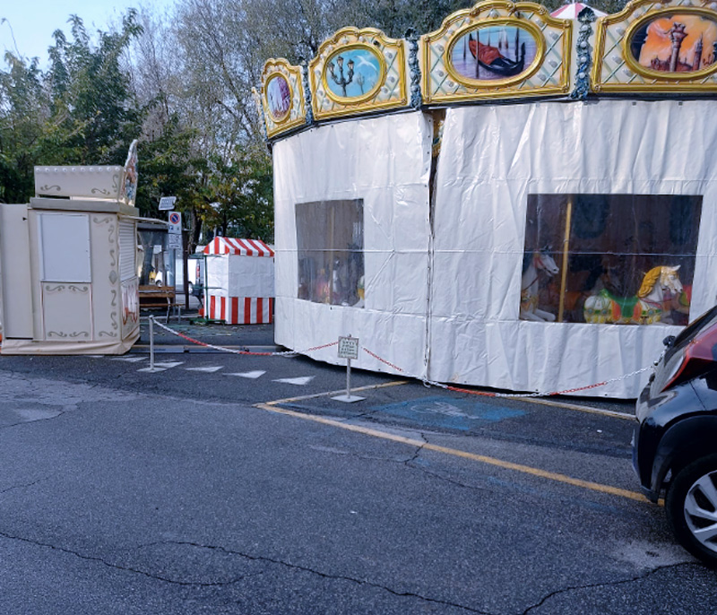 Natale a Frascati, polemiche sugli allestimenti: posti disabili e colonnine elettriche rese inaccessibili (FOTO) 1 Natale a Frascati, polemiche sugli allestimenti: posti disabili e colonnine elettriche rese inaccessibili (FOTO) 1