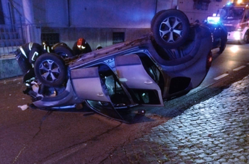 Auto si ribalta ai Castelli Romani e sfonda il terrazzo di un’abitazione: ferito il conducente (FOTO) 1 Auto si ribalta ai Castelli Romani e sfonda il terrazzo di un’abitazione: ferito il conducente (FOTO) 1
