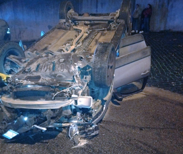 Auto si ribalta ai Castelli Romani e sfonda il terrazzo di un’abitazione: ferito il conducente (FOTO) 2 Auto si ribalta ai Castelli Romani e sfonda il terrazzo di un’abitazione: ferito il conducente (FOTO) 2