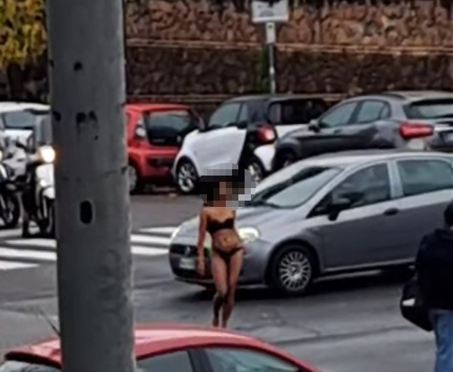 Nomentana paralizzata: donna si spoglia in strada e ferma autobus e auto (VIDEO e FOTO) 1 Nomentana paralizzata: donna si spoglia in strada e ferma autobus e auto (VIDEO e FOTO) 1