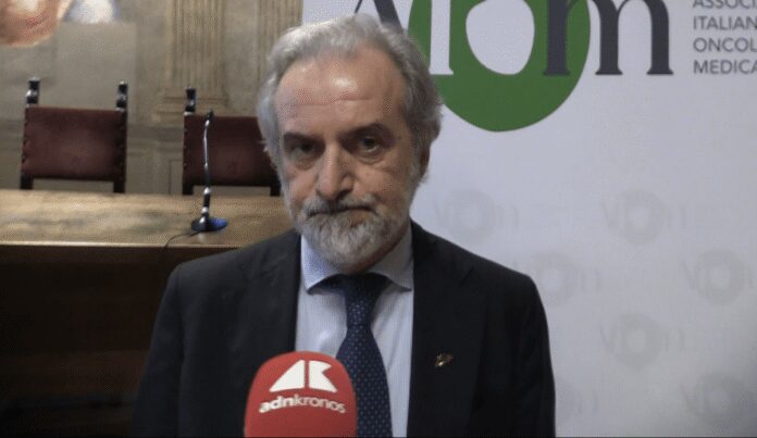 Tumori, Aiom: “Pazienti non rinunciano a cure ma spesso pagano di tasca propria”