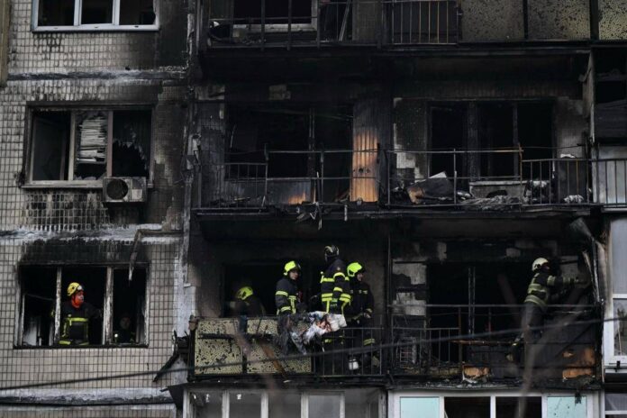 Ucraina, Kiev ancora sotto attacco: raffica di missili e droni. Zelensky: “Russia colpisce strutture civili”