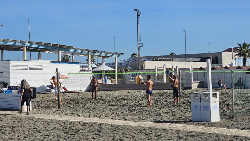 Primo novembre al mare: Ostia tra tuffi, racchettoni e galoppate sul bagnasciuga (VIDEO e FOTO) 1 Primo novembre al mare: Ostia tra tuffi, racchettoni e galoppate sul bagnasciuga (VIDEO e FOTO) 1